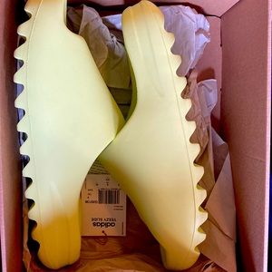 Yeezy slides us size 9